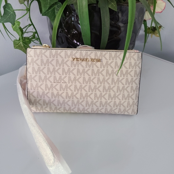 Michael Kors Jet Set Wallet - Picture 1 of 6